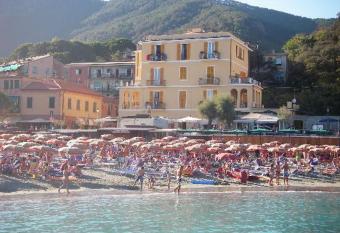 Hotel La Spiaggia allows 18 year olds to book a room