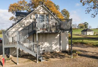 Dunroamin Apartment allows 18 year olds to book a room