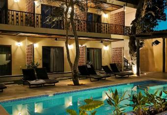 Hotel de Asis has Balcony rooms