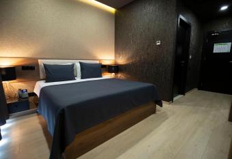 Snow Rooms Hotel allows 18 year olds to book a room