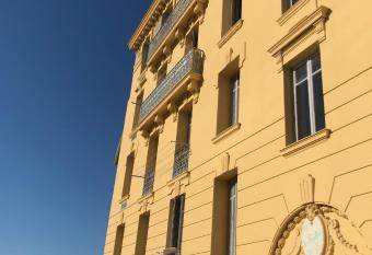 Beau 3 pieces proche centre allows 18 year olds to book a room