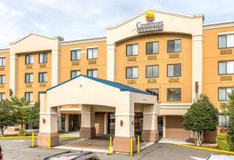 Comfort Inn & Suites has rooms with a private hot tub