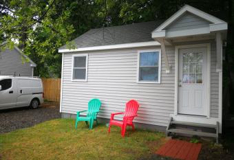 Marvin Gardens Motel Old Orchard Beach has rooms with a private hot tub