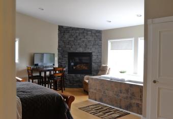 Pacific Rim Guest Lodge - Adults Only allows 18 year olds to book a room