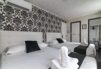 Hotel des Congr  s et Festivals allows 18 year olds to book a room