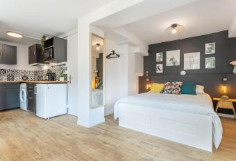 Le Cocon Parilly has Balcony rooms