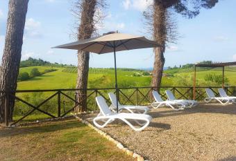 3 bedrooms villa with private pool jacuzzi and enclosed garden at Le Scotte has Balcony rooms