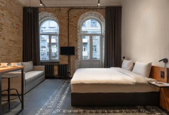 Globe Runner Hotel & Hostel allows 18 year olds to book a room