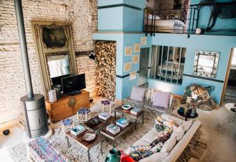 Chais Rh  thais au Volume Exceptionel Coeur de Village allows 18 year olds to book a room