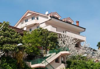 Apartments Komel has Balcony rooms