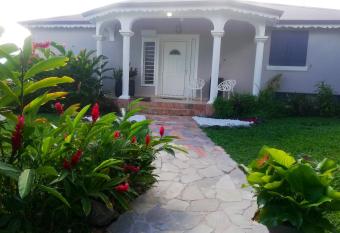 Maison de 4 chambres avec vue sur la mer jacuzzi et jardin clos a Sainte Rose a 5 km de la plage has Balcony rooms