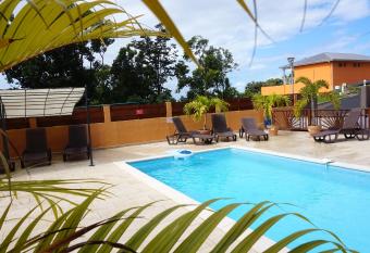 Appartement d une chambre a Deshaies a 900 m de la plage avec piscine partagee jacuzzi et jardin clos has rooms with a private hot tub