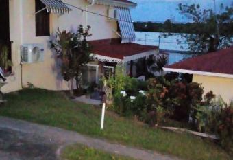 Appartement de 2 chambres avec vue sur la mer balcon amenage et wifi a Goyave a 2 km de la plage has Balcony rooms