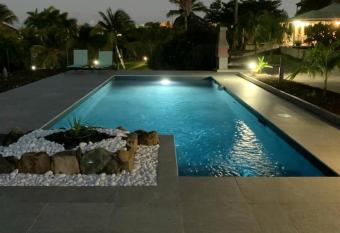 Maison de 2 chambres a Sainte Anne a 200 m de la plage avec vue sur la mer piscine partagee et jacuzzi has rooms with a private hot tub