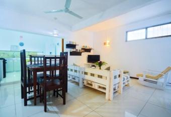2 bedrooms appartement with shared pool enclosed garden and wifi at Pereybere 1 km away from the beach has Balcony rooms