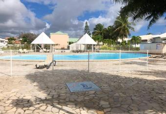 Studio avec vue sur la ville piscine partagee et jardin amenage a Saint Francois a 2 km de la plage has Balcony rooms