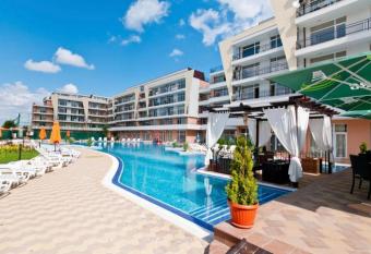 Grand Kamelia Holiday Apartments has Balcony rooms