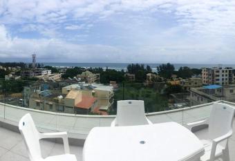 2 bedrooms appartement with sea view shared pool and enclosed garden at Flic en Flac has Balcony rooms