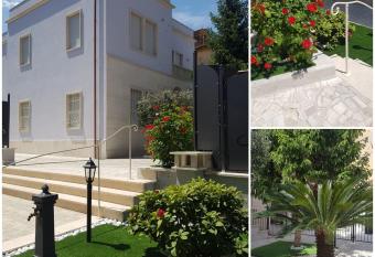 Altavilla Holiday House has Balcony rooms