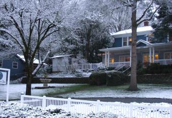 Terraluna Inn allows 18 year olds to book a room