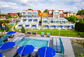 Villa Le Lux has Balcony rooms