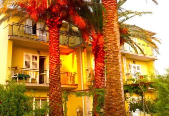 House Rozi allows 18 year olds to book a room