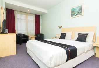 OYO 2065 Holly Sentosa Hotel allows 18 year olds to book a room