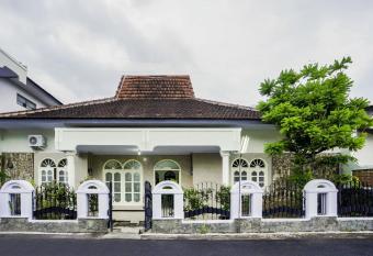 OYO 2004 Penginapan Bidara Syariah allows 18 year olds to book a room