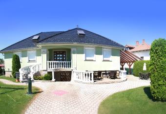 Bo-Ni Vend  gh  z has Balcony rooms