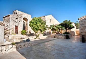 Borgo Alveria has Balcony rooms