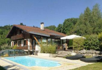 Le chalet des Pesettes allows 18 year olds to book a room