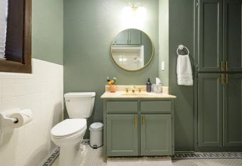 Classy 1927 Uptown Tudor 4 min to Magnolia allows 18 year olds to book a room