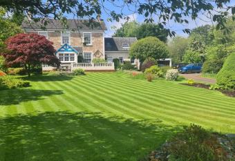 CREAG DHUBH COUNTRY HOUSE allows 18 year olds to book a room