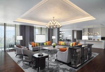 Sindhorn Kempinski Hotel Bangkok - SHA Extra Plus Certified has rooms with a private hot tub