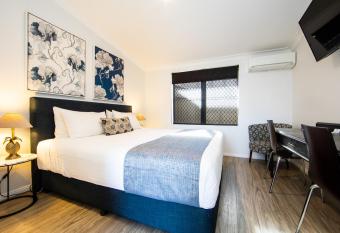 New England Motor Lodge has Balcony rooms