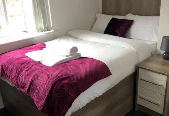 Luxury Lavish Studio Apartments LE1 allows 18 year olds to book a room