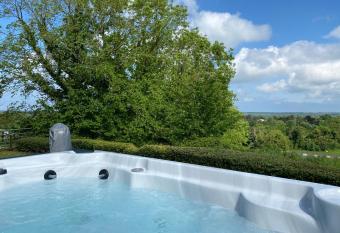 Carrick Beg Self Catering Holiday Accommodation with Hot Tub has rooms with a private hot tub