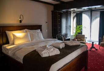 Bahus Inn has rooms with a private hot tub