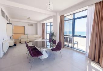 Riviera Residence Apartments has rooms with a private hot tub