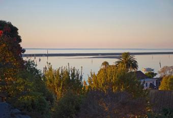 Harbour Lights has Balcony rooms