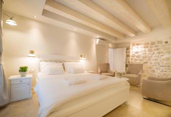 Conte Hotel & Restaurant has Balcony rooms