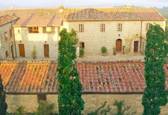 Villa Montecastello has Balcony rooms
