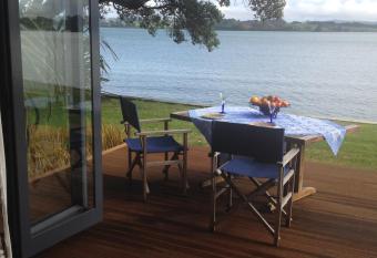 Absolute Waterfront Serenity Near Auckland has Balcony rooms
