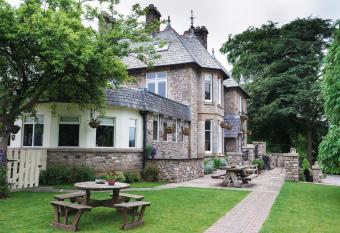 Romneys Apartments & Suites allows 18 year olds to book a room