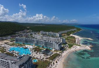 Ocean Eden Bay - Adults Only - All Inclusive has rooms with a private hot tub