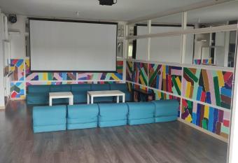 10mn Avignon, Orange, Bagnols sur C  ze chambre seul has Balcony rooms