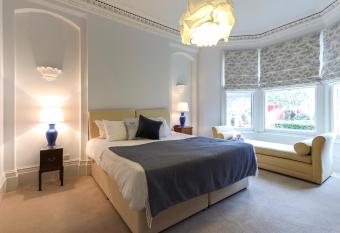 Bright Modern Two Bed with Parking allows 18 year olds to book a room