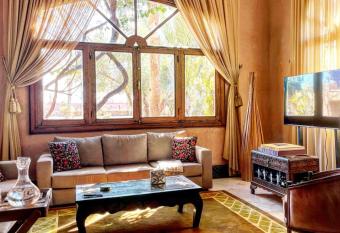 Jenan Mayshad has Balcony rooms