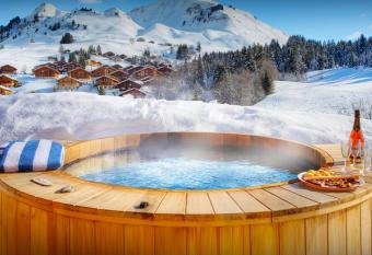 Chalet Tolar - OVO Network has rooms with a private hot tub