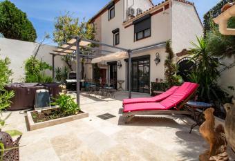 Le clos des Anges has Balcony rooms